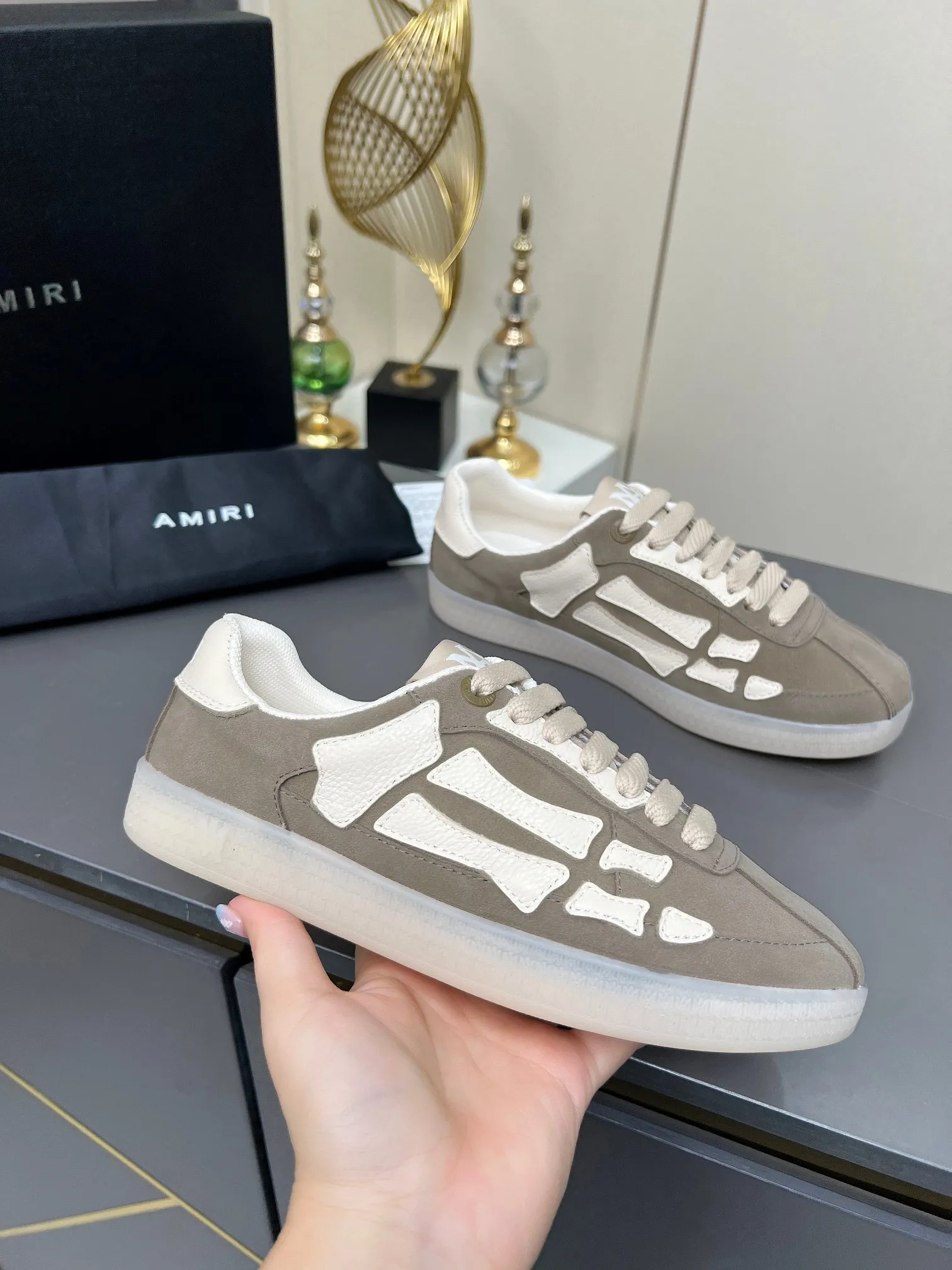 Men's Men's Shoes 💰580 Bone Shoes · AMIRI Skel-Top AMIRI 🔥 launches a new "ThePacific" series of low-top casual sports moral training shoes in the early spring of 2025. This iconic shoe covers men's and women's shoes, drawing inspiration from the brand's classic sports style and elegantly integrating West Coast style. "The Pacific" contrasting five-pointed star series is rooted in Amiri's unique California genes, showing the freedom and leisure atmosphere of the West Coast. This series launches two styles that incorporate the brand's iconic elements: the leather version is made of pure white leather with a same-color sole, and is embellished with star patterns on the side of the shoe, just like the bright starry sky of California. The black and ocean blue colors are shared by men and women, and there is also a red star model exclusive for men and a light pink star model exclusive for women. The suede model is decorated with the brand's classic bone pattern on the side of the shoe. The rubber sole and suede fabric complement each other. The color scheme covers black, chocolate and sand, and is suitable for both men and women. Made of imported cowhide and decorated with bone pieces on the sides of the upper, it is novel and unique and has a good three-dimensional effect! High-density breathable mesh lining + original molded TPU outsole 🙏 Recommended by celebrities, bloggers and internet celebrities, 🚵🏻 an indispensable item for shopping, partying and traveling. One of the most unmissable sneakers in 2025 ✦Color: 10 colors available ✦Size: Women’s size 35--40 ✦Size: Men’s size 39--45